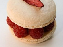 Macaron au chocolat blanc et aux framboises
