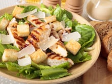 Salade Caesar au poulet grillé