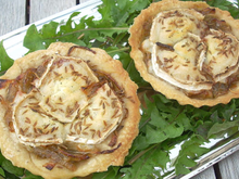 Tartelettes au confit d'oignons rouges et chèvre