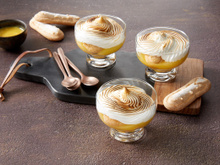 Tarte citron meringuée et biscuits cuillère en verrine