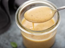 L'ingrédient magique à ajouter dans votre vinaigrette pour qu'elle soit parfaitement émulsionnée
