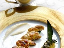 Ris d'agneau de lait du pays Basque rôti puis laqué, mousseline de céleri et pomme fondante farcie de cébettes étuvées