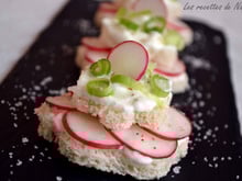 Petits toasts au fromage blanc et radis