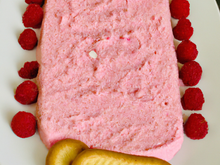 Charlotte aux framboises et biscuits roses