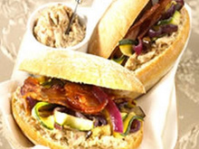 Pain bagnat aux rillettes, lard et légumes grillés