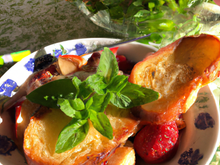 Salade de menthe et crostini de pain perdu aux fraises rôties
