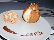 Poire rôtie, crème chantilly aux amandes grillées & chocolat fondant