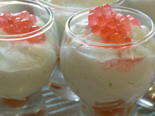 Verrine de chantilly au wasabi, saumon fumé et perles de Pamplemousse rose de Monin