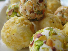 Billes de fromage de chèvre enrobées