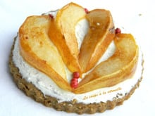 Poire rôtie déglacée à la bière blanche sur sablé aux noix et Chavignol frais