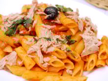 Penne au thon, tomates et basilic