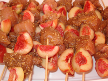 Brochettes de dinde aux pêches de vigne et sésame