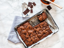 Le chef anglais Jamie Oliver partage sa recette de brownie pour obtenir un gâteau bien généreux et fondant !