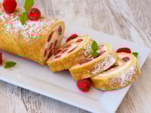 Cyril Lignac révèle son gâteau roulé aux framboises express (15 minutes seulement)