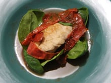 Ris de veau braisé, peaux de tomates croustillantes, jus acidulé