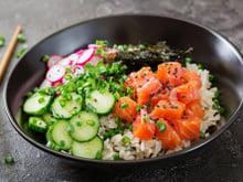 Poke bowl au saumon, radis, concombre et algues nori