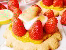 Tartelettes meringuées aux fraises et lemon curd