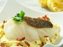 Pavé de flétan sauce moutarde et tagliatelles aux lardons