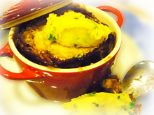 Mignon de porc en mini-cocotte, confis d'oignons et purée de courge Patidou au persil frais