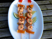 Brochettes de saumon et de crevettes marinées à la sauce gingembre soja