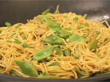 Nouilles chinoises sautées aux haricots plats