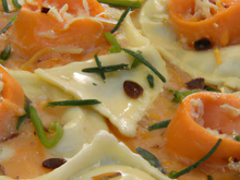 Raviolis à la ricotta en sauce au saumon, orange et pignons