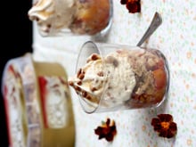 Verrines de crumble de nectarines & crème glacée Carte d'Or® façon glacier vanille et noix de pécan