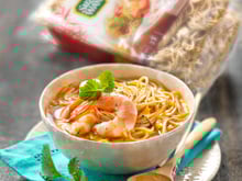 Bouillon pimenté aux crevettes et à la citronnelle, nouilles aux œufs