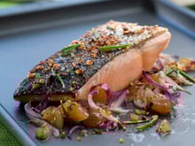 Dos de saumon doré au poivre, romarin et marrons