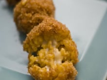 Croquette de risotto safrané, cœur coulant de mozarrella