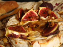 Camembert rôti aux figues et aux pignons de pain