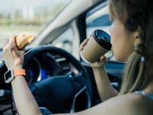 Est-ce que manger ou boire en conduisant est une infraction routière ?