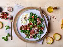 Mozzarella : l’astuce pour la transformer en stracciatella fondante pour vos salades