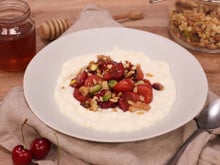 Cerises poêlées, yaourt de brebis et granola maison