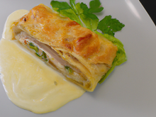 Strudel de poisson au lard, sauce crème au genièvre