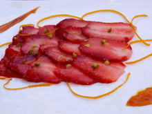 Carpaccio de fraise Guariguettes, caramel à l'orange