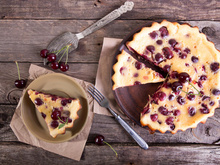 "Cette recette, je l'ai piquée chez Alain Ducasse" : Hélène Darroze partage la recette de clafoutis aux cerises qui fait l'unanimité