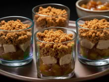 Verrines de foie gras, compotée de pommes et crumble de pain d'épice