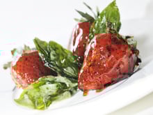 Fraises en coque de caramel et basilic haché par Grégory Cuilleron