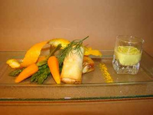 Croustillants de saumon à la vapeur d'aneth, asperges vertes et jeunes carottes curcuma orange