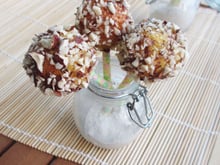 Cake pops roquefort, piment d'Espelette, enrobés d'éclats de noisettes et miel