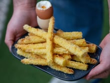 Cette recette d’œufs à la coque et asperges blanches panées est parfaite pour un déjeuner du dimanche tout en douceur