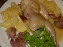 Perdreaux rôtis sur canapé, ail en chemise