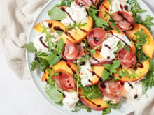 Salade pêches, burrata, jambon cru et roquette