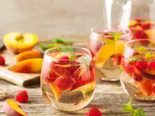 Comment faire de la sangria blanche, une variante rafraichaissante de la recette originale ?