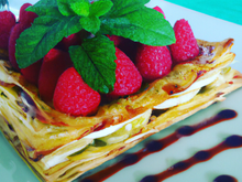 Mille Feuilles aux poires de Groslay miélées, coulis de framboises et menthe de Milly