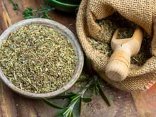 Qui y a-t-il vraiment dans les mélanges d’herbes de Provence que l’on achète ? Voici ce qu’il faut savoir pour bien choisir