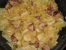 Chou vert braisé aux saucisses de Toulouse