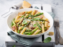 Penne aux asperges, bacon et Parmesan