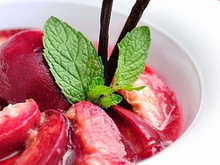 Salade fraîche de pêches de vigne à la vanille et à l'huile d'olive